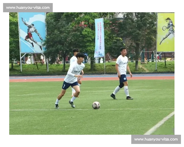 以足球博主视角解读赛场风云记录热血与真相背后故事深度分析全景